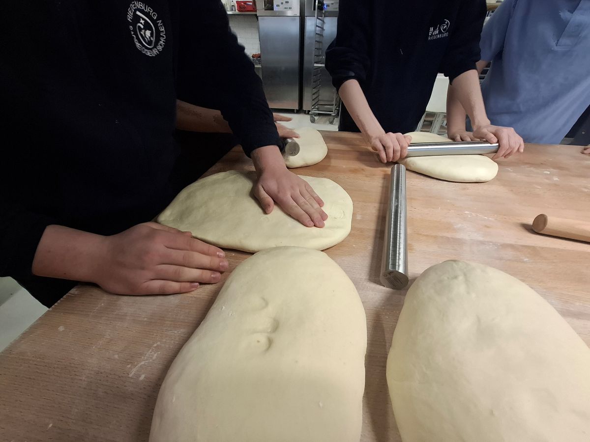 Die Schülerinnen und Schüler der 4e ABC legen selbst Hand an!